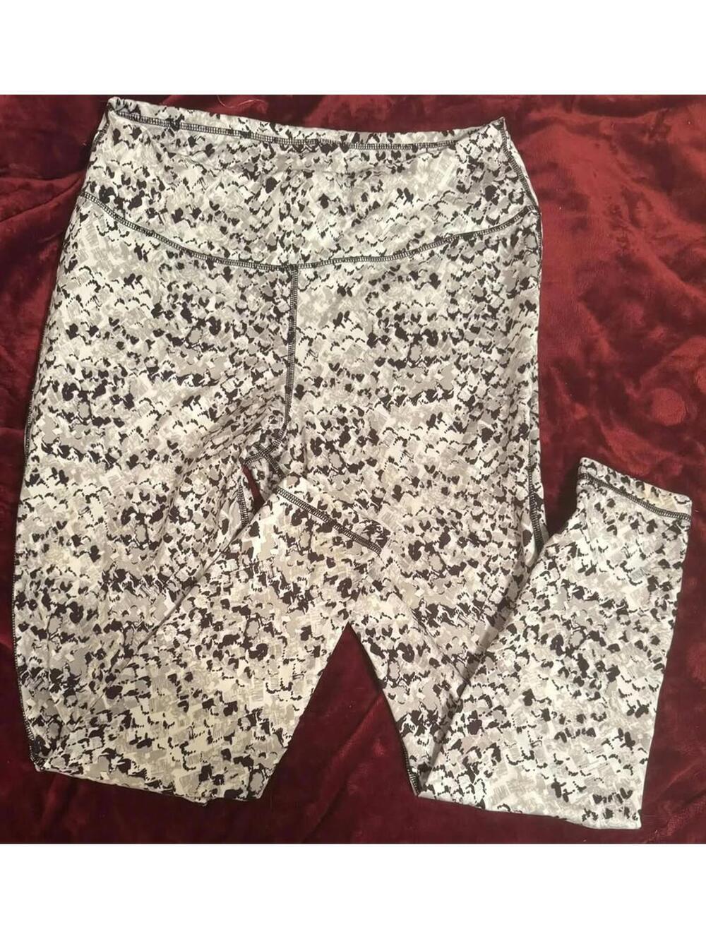 2 Pairs of Women's XL Leggings - 1 Black, 1 Black & White - Picture 1 of 5